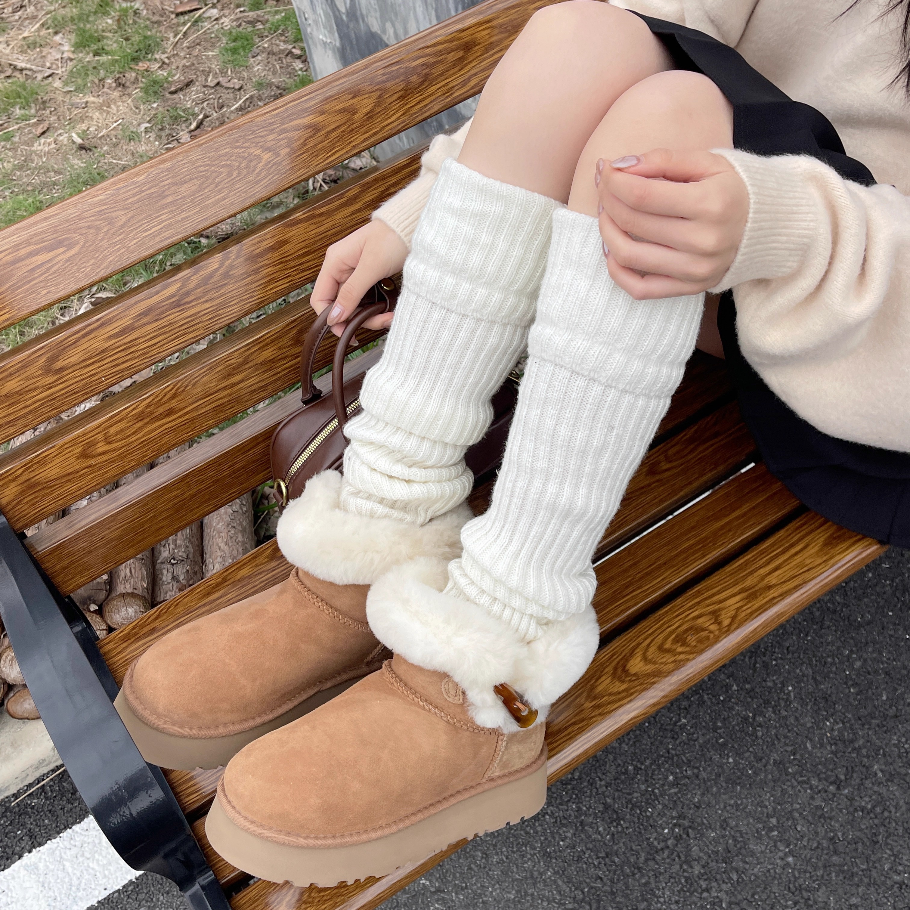 皮毛一体加绒保暖牛角扣雪地靴女