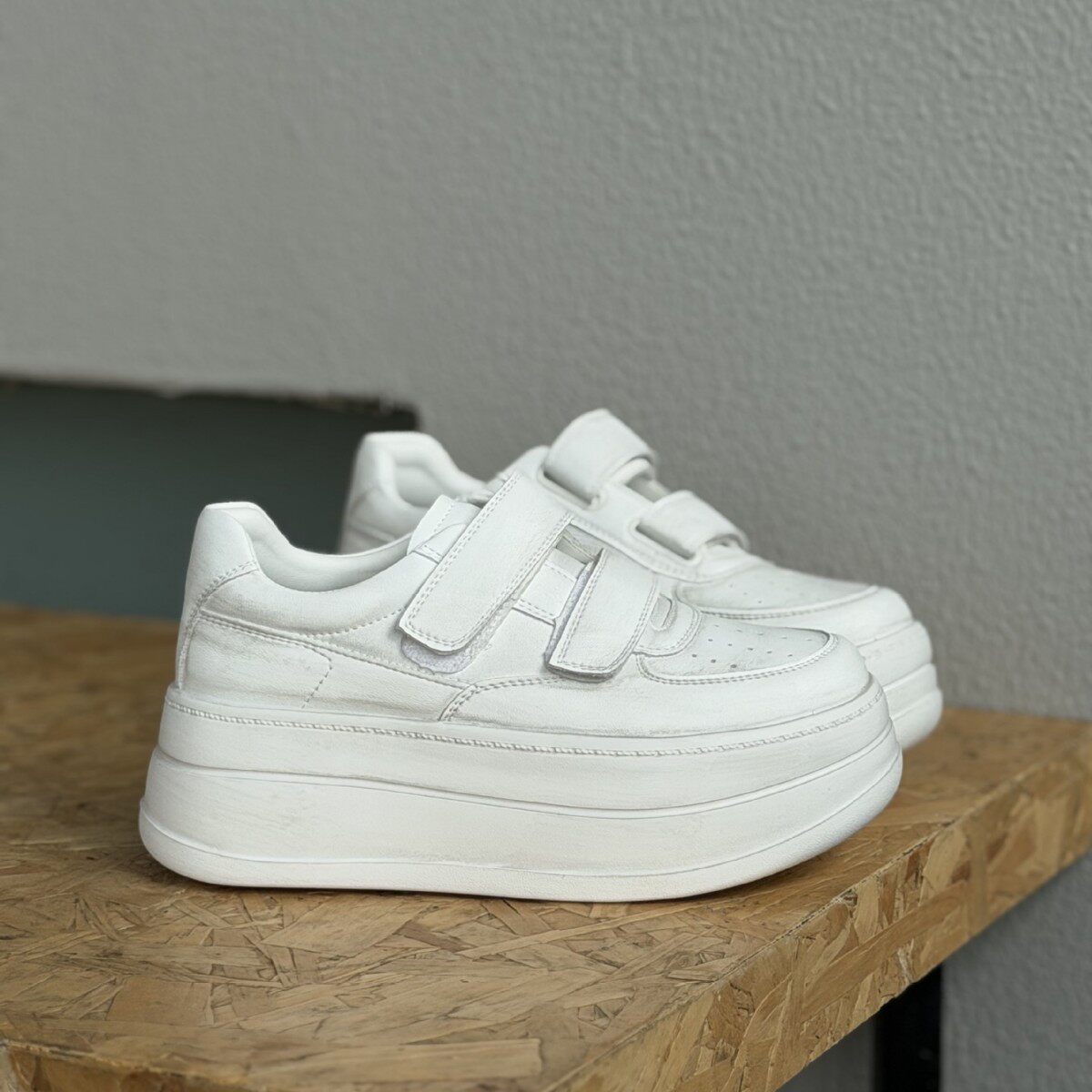 「BYBY」厚底真皮魔术贴小白鞋女2026春款松糕板鞋时尚运动休闲鞋