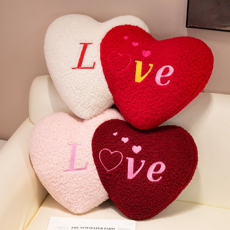 女神节love心形抱枕情人节礼物结婚婚房布置爱心靠垫床头沙发靠枕