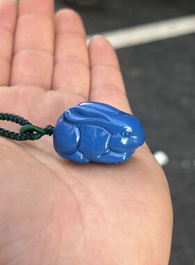实木蓝色小兔子吊坠木雕