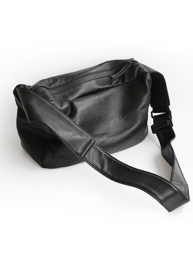 角落原创 柔软羊皮宽背带斜挎包慵懒风中性百搭黑色个性男包2823#