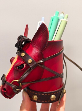 复古手工红色牛皮马头笔筒摆件