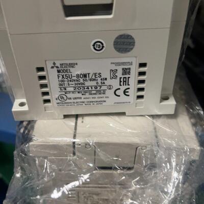 议价FX5U-80MT/ES 可编程控制器 工控自动化控制模块维修