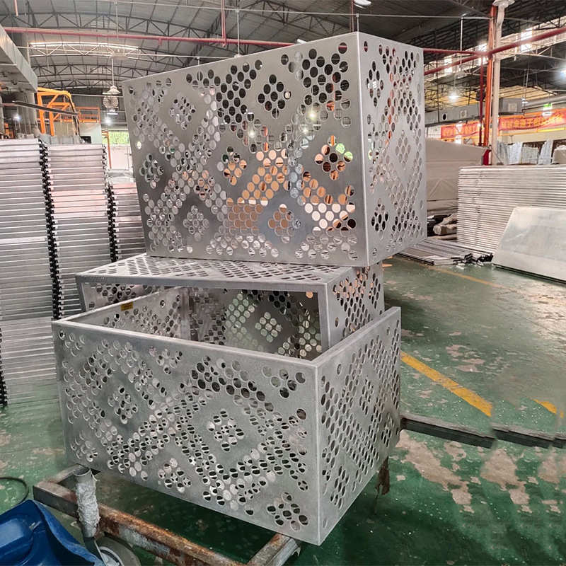 空调外机罩室外防雨防晒铝合金冲孔空调罩雕花防护空调罩置物架