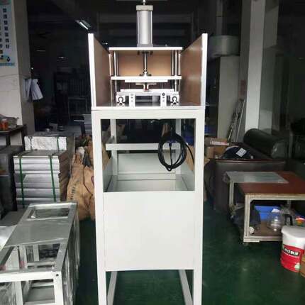 工装治具 切水口设备 全自动成型机械手治具，全自动切水口治具