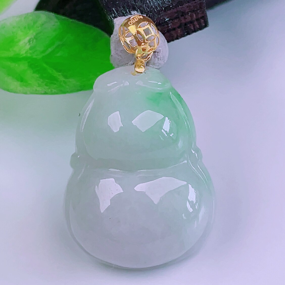 缅甸天然正品翡翠18k金扣头冰飘绿花满色精美闪拍葫芦玉吊坠2.73g