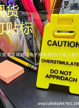 跨境新款Caution Overstimulated Desk Sign办公室名言标志装饰品