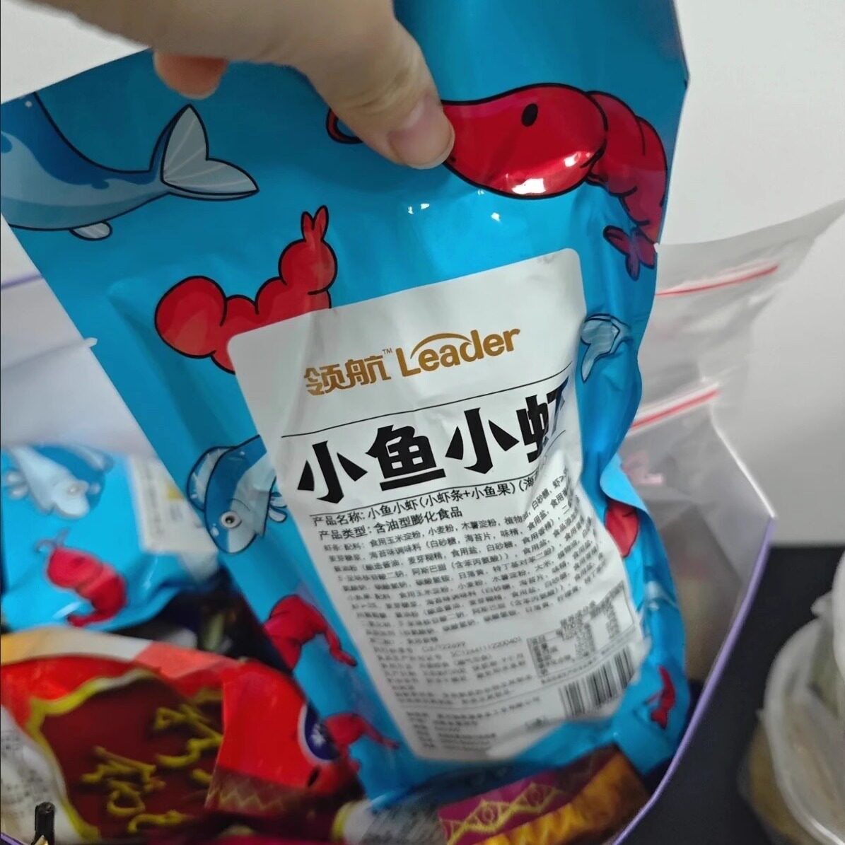 新日期领航小鱼小虾小蟹鱿鱼爱上虾零食海苔味鲜虾条整箱膨化网红