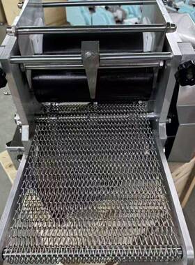 玉米面皮机仿手工杂粮饼机圆形饼成型机玉米薄饼机厂家20/30/40