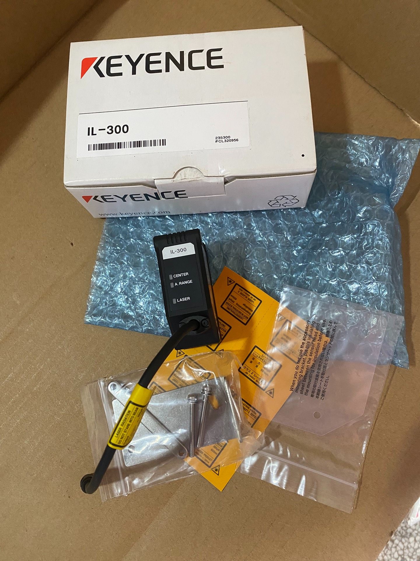 IL-300全新原装正品基恩士传感器，编号不一致，配件齐全，