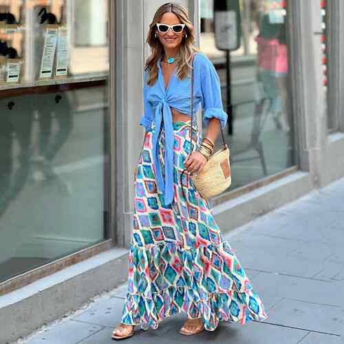 Half length skirt with printed beach display