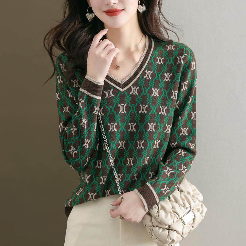 V领毛衣女慵懒高级感2024秋冬新款宽松洋气内搭鸡心领打底针织衫