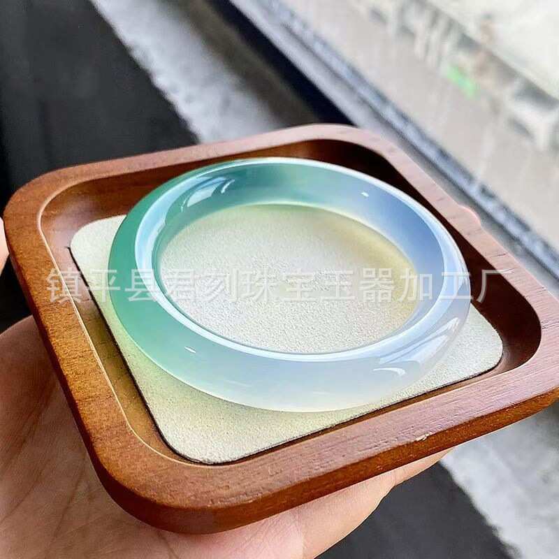 天然飘花半山半水胖圆条油青色玉髓手镯女款玛瑙冰种远山黛玉镯批