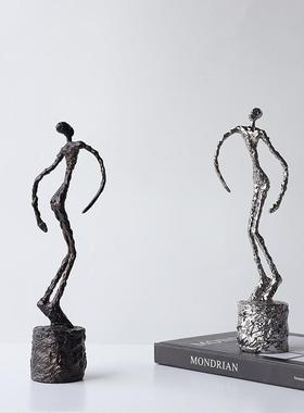 现代抽象铁艺雕塑人物软装饰品展厅样板房直播间柜子装饰陈列艺术