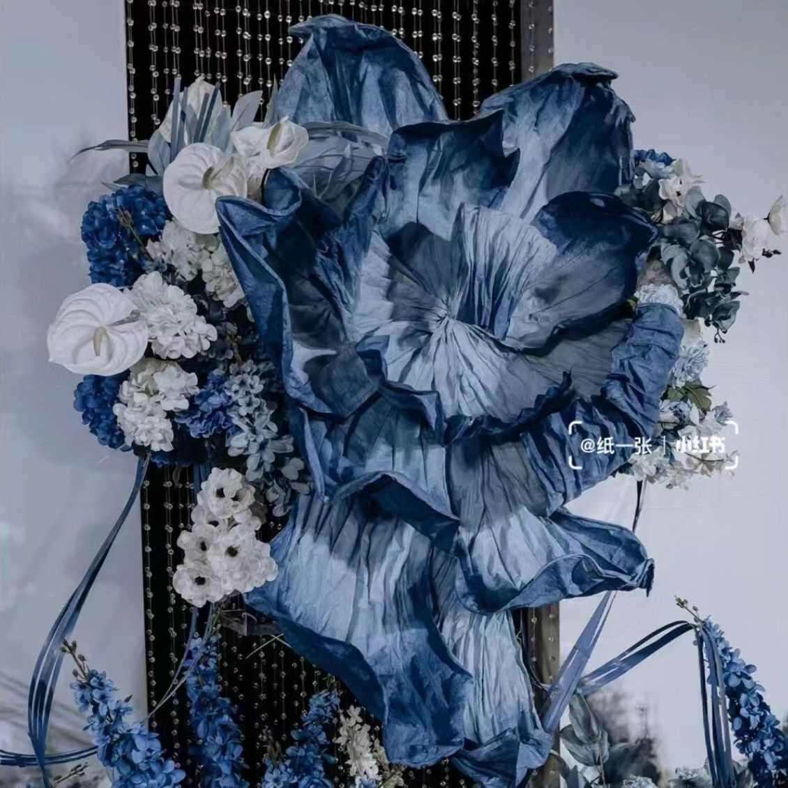 巨型纸艺花雾霾蓝色橱窗装饰摄影背景大型装饰婚庆婚礼褶皱花艺