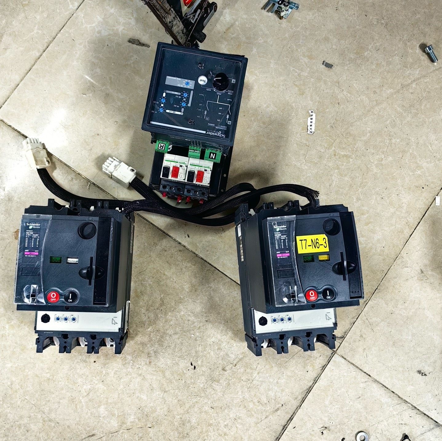 施耐德630A带有电操功能包好。一个1400元.双电源控制器