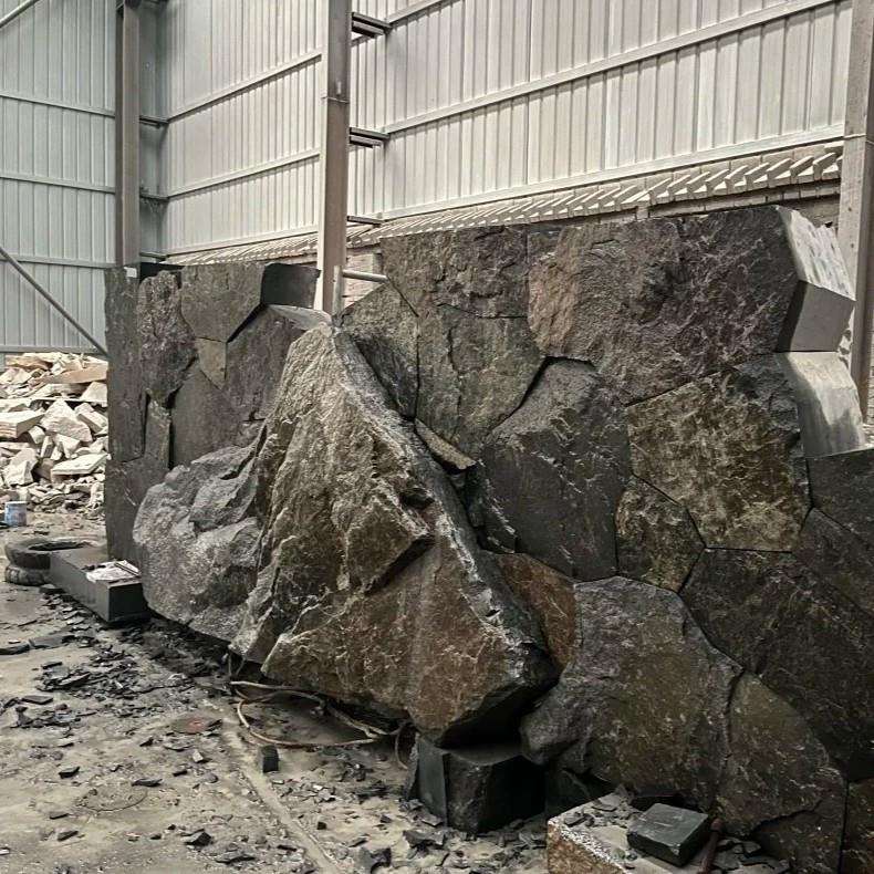 中国黑景石墙假山仿古做旧石老石皮景墙大块料山坑石山沟造林工程