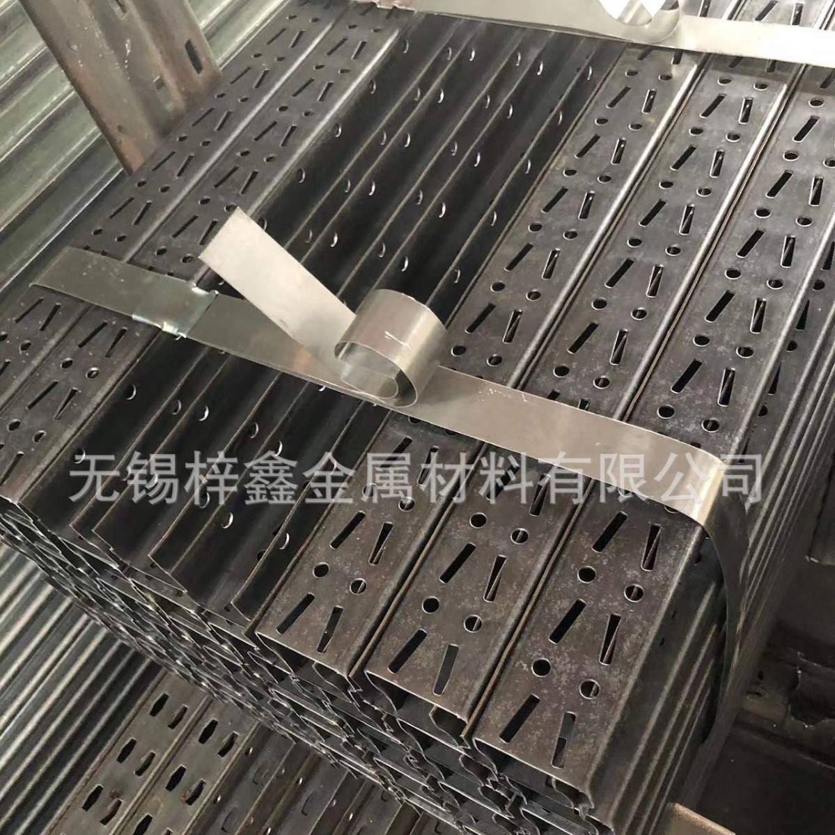 厂家倒八葫芦小脚孔立柱5547货架立柱型材8060轻型货架横梁加层
