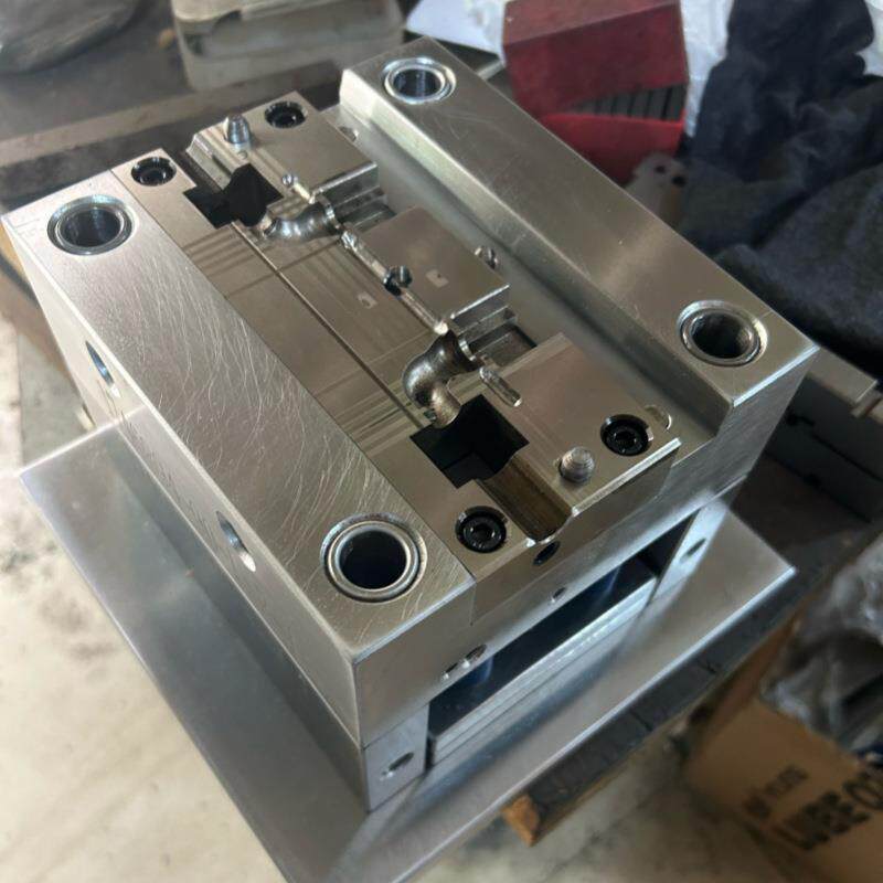 东莞模具加工厂家设计注塑SR线档模具连接线立式成型塑胶模具