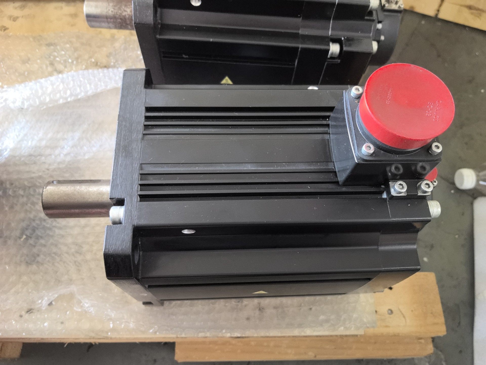 三菱伺服电机HF-SP702，全新没包装，有瑕疵，实物拍摄，