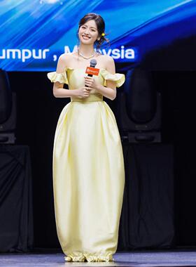 沈月明星同款礼服高级感一字肩黄色领证登记小众宴会女晨袍连衣裙