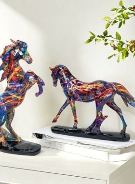 电视柜上的装饰品摆件高级感客厅欧式彩色涂鸦水转印马到成功树脂