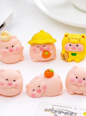 可爱招财小黄帽小猪萌粒装饰品迷你车载电脑工位治愈系桌面小摆件