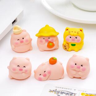 可爱招财小黄帽小猪萌粒装饰品迷你车载电脑工位治愈系桌面小摆件