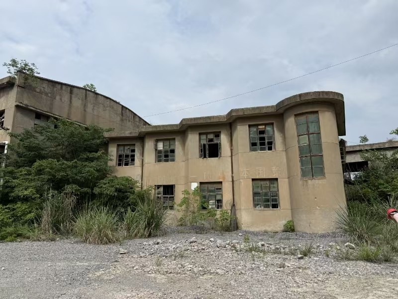 1月12日咸宁水泥公司名下土地使用权、房屋建筑物、构筑物及其他附属设施、铁路专线及设备等资产网络拍卖公告