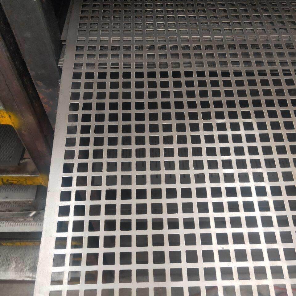 304不锈钢10毫米方孔冲孔网带孔钢板网洞洞板筛板网防护网专用网
