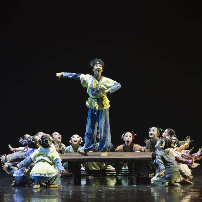 第十三届小荷风采《顽童闹学堂》少儿舞台表演儿童演出服道具凳子