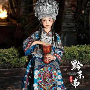 新款苗服装女童传统刺盛绣装舞台演出走秀服彝家族土族儿童摄影写