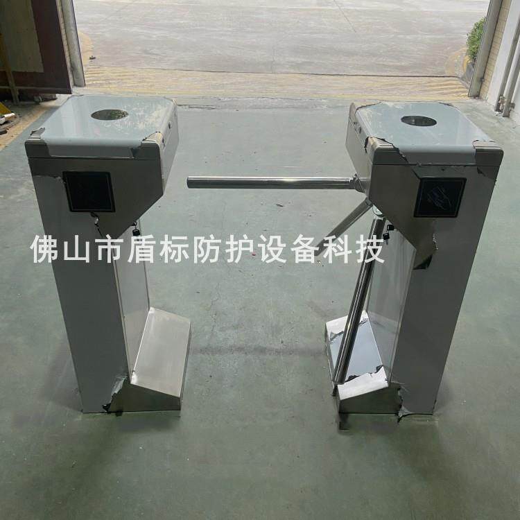 游乐园不锈钢入口旋转三滚闸 单向通道三杆闸门 半高通道挡闸机