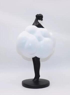 代简约创意云色朵人物玄关摆件家0027居客厅电视柜装饰现品白酒店