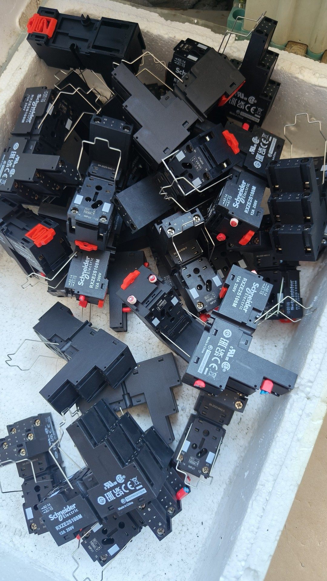 RXZE2S108M     8脚底座 12A