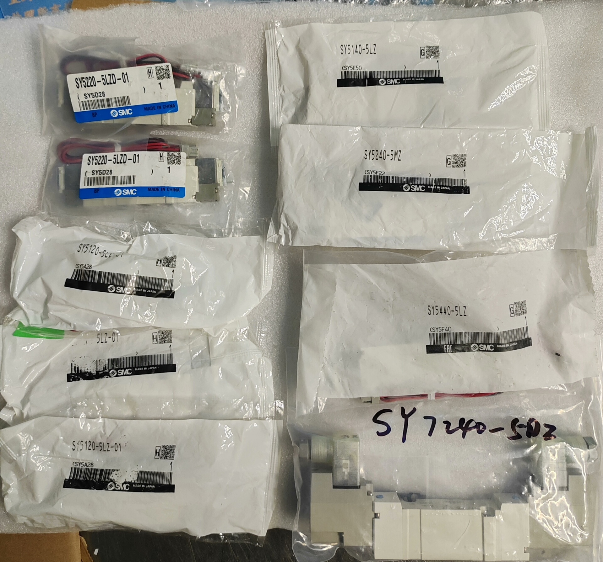 打包处理:全新原装正品SMC电磁阀9个.如图型号，其中一个无