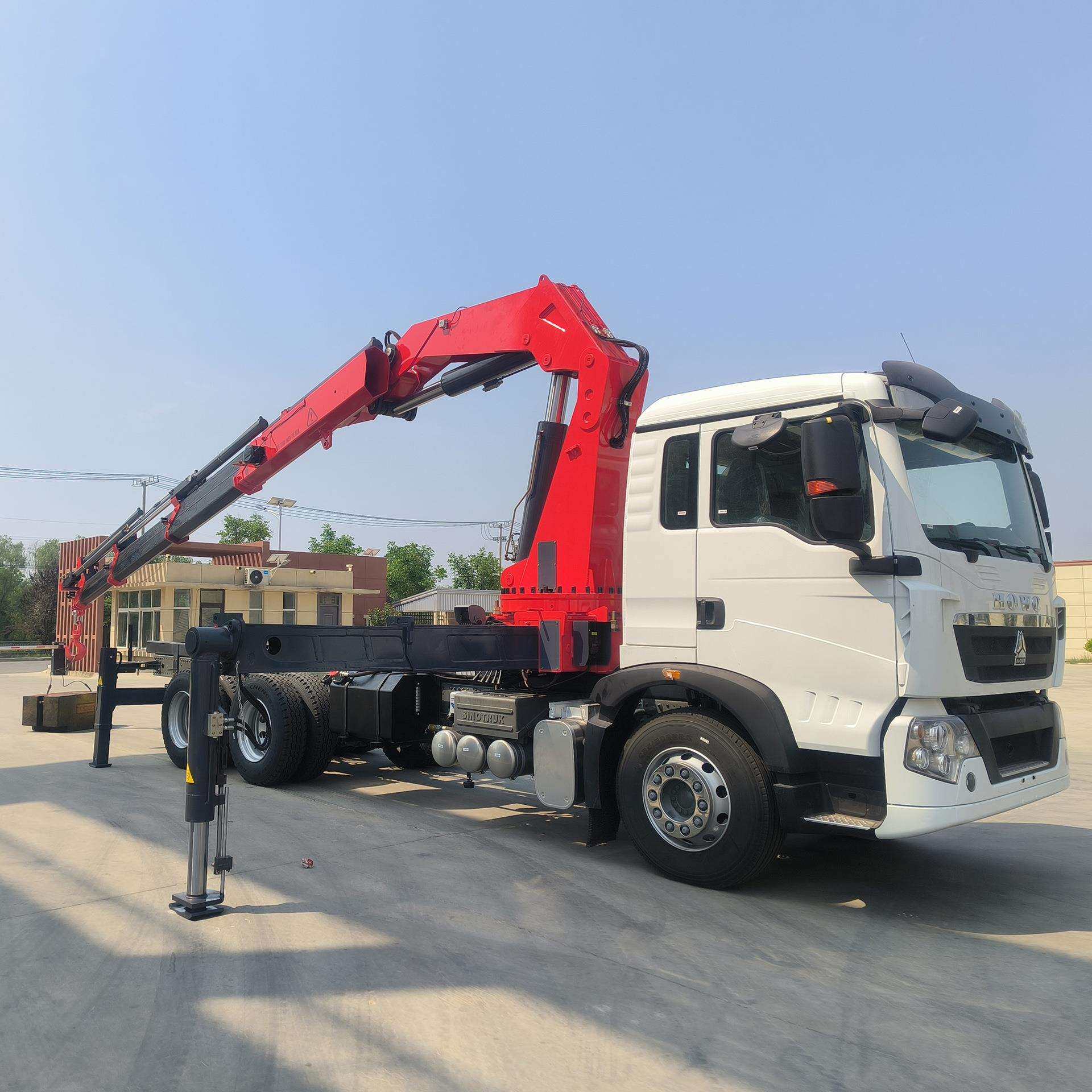 出口重汽豪沃后八轮25吨折臂随车起重机出口非洲徐州20吨随车吊