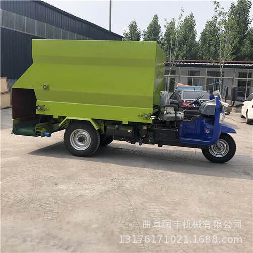 羊舍饲喂撒草车 三轮车改装电动投料机 全自动 饲喂撒草车