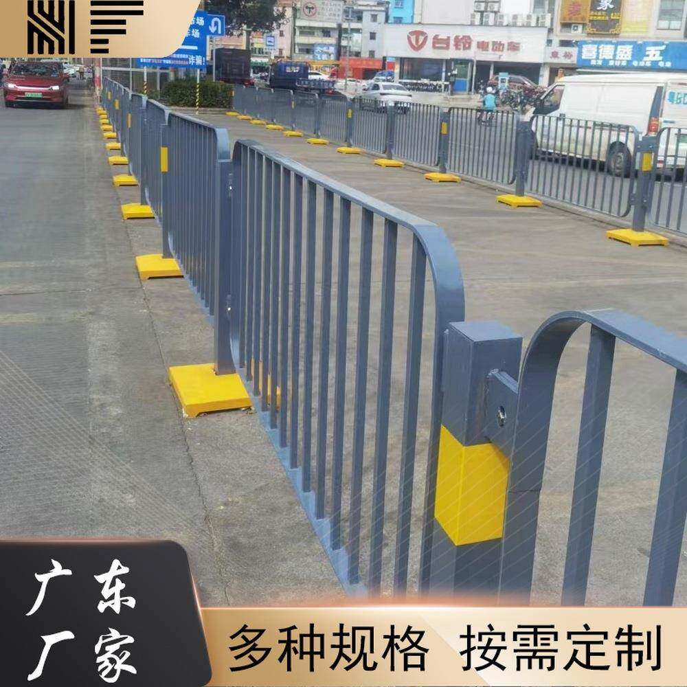 潮州市政道路厂家深圳港式道路护栏人行道分流围栏道路交通防撞栏