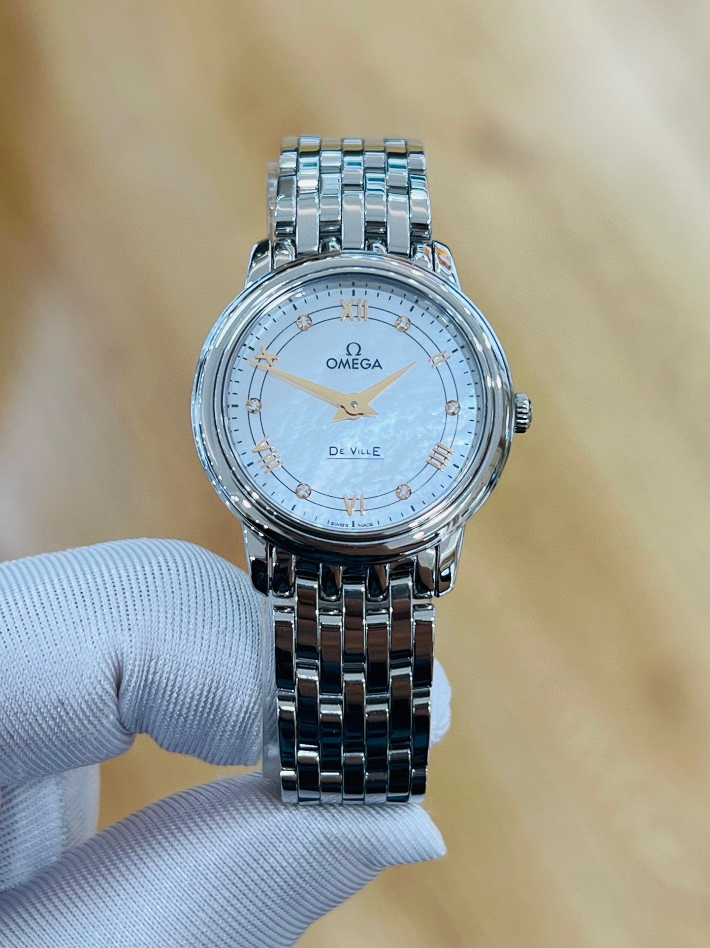 9.8新欧米茄碟飞手表女款27mm贝母盘石英女表424.10.27.60.55.001