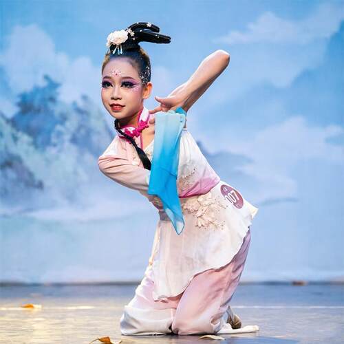 扶春入梦古典舞蹈服胶州秧歌民族中国风表演服扇语春风独舞演出服