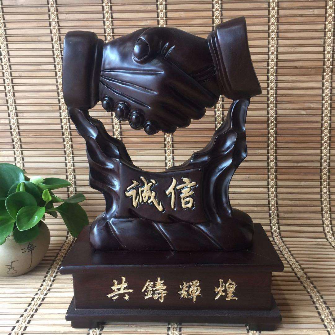 公司老板桌面摆件商务办公室书房书柜创意摆设店铺实木装饰品