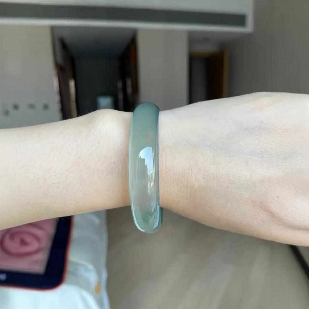 玻璃种次玉镯起荧超通透水润石英岩玉珠宝专柜手镯