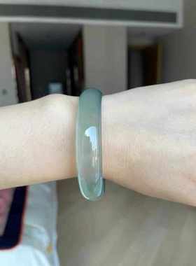 玻璃种次玉镯起荧超通透水润石英岩玉珠宝专柜手镯