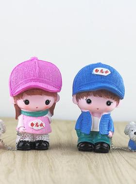 卡通勿忘我牵狗情侣公仔汽车内饰摆件树脂遛狗娃娃家居桌面装饰品