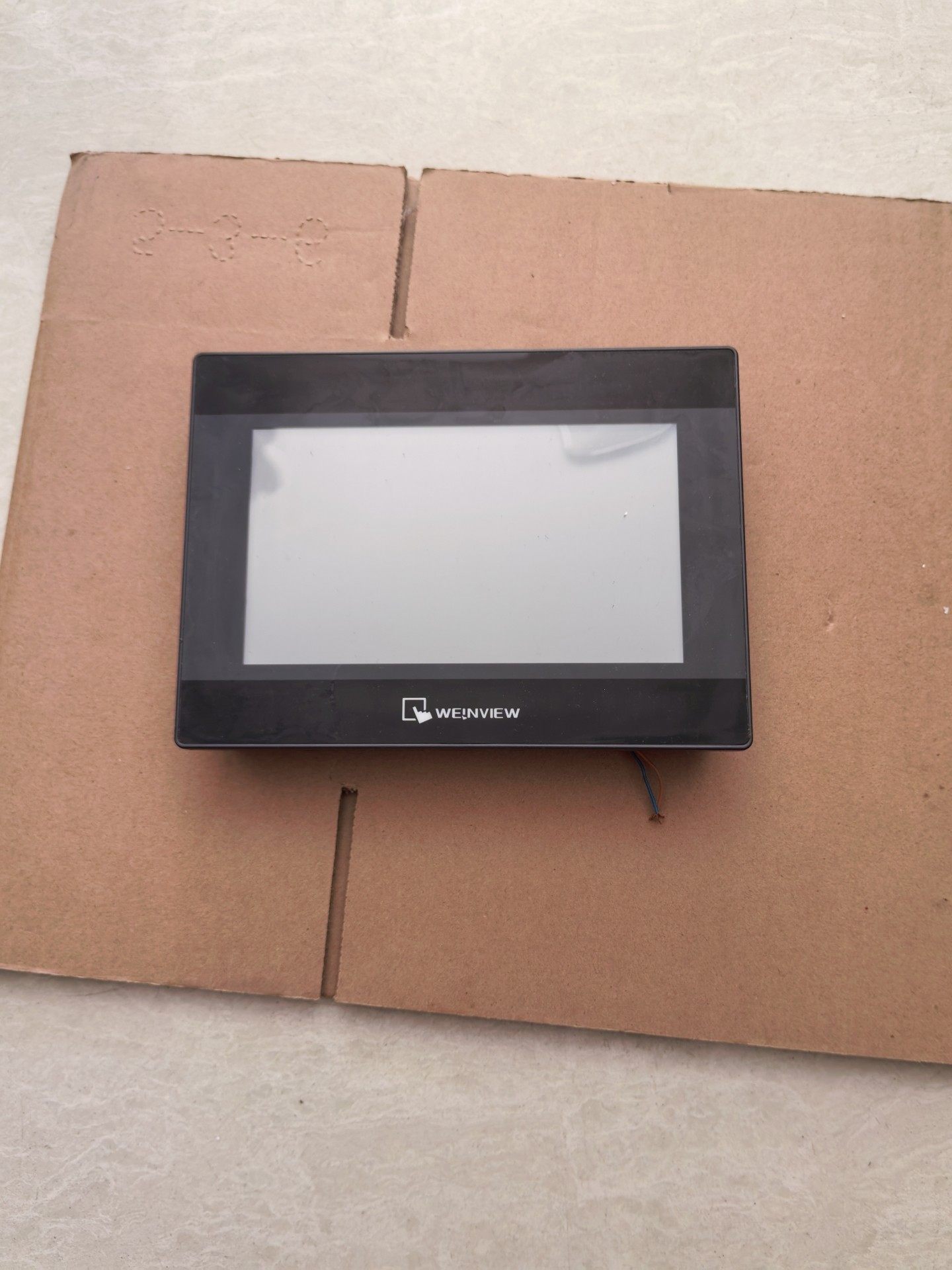 威纶通触摸屏TK6071iP，拆机成色好如图所示，通电如图，