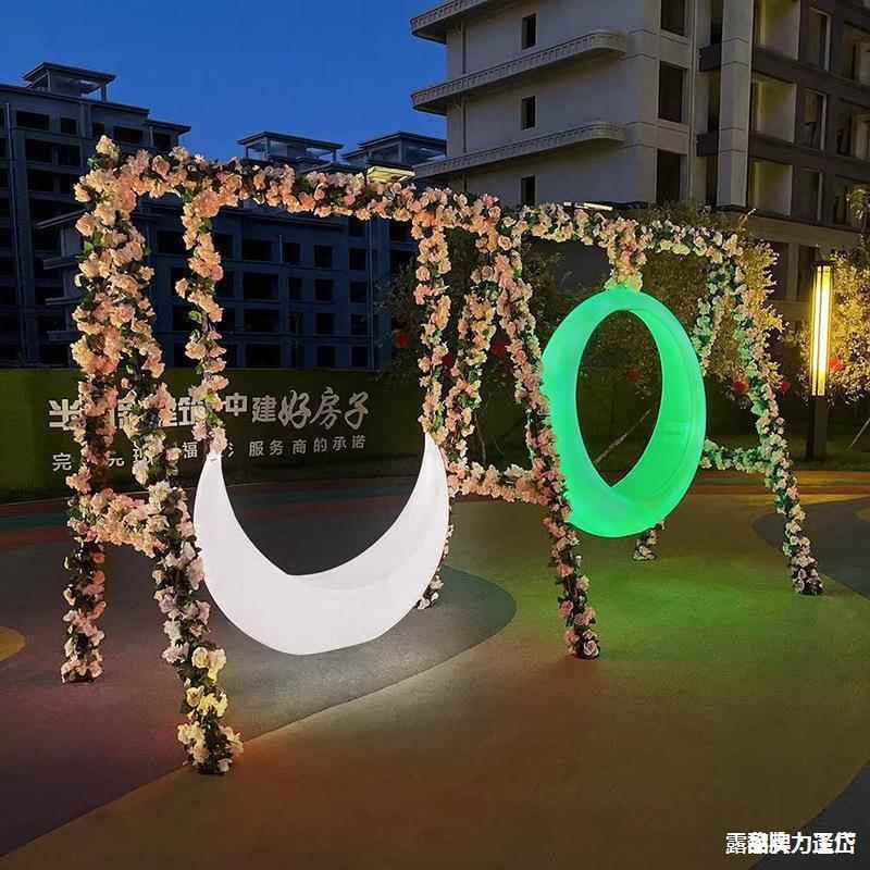 户外发秋千户荡秋千外多GZE人光室外月亮吊椅太阳能大型光网红夜