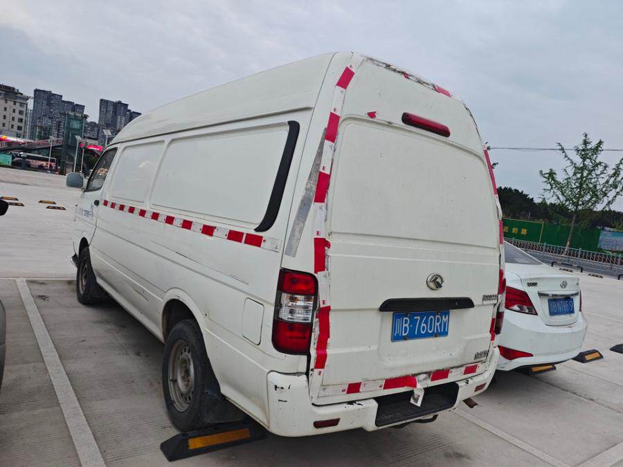 14月28日绵阳市8年上牌金龙牌轻型厢式货车非营运网络拍卖公告