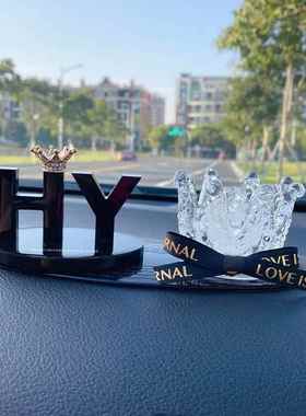 新款简in性s风汽车摆件黑色金箔字母个控车载中台装饰情侣节日礼