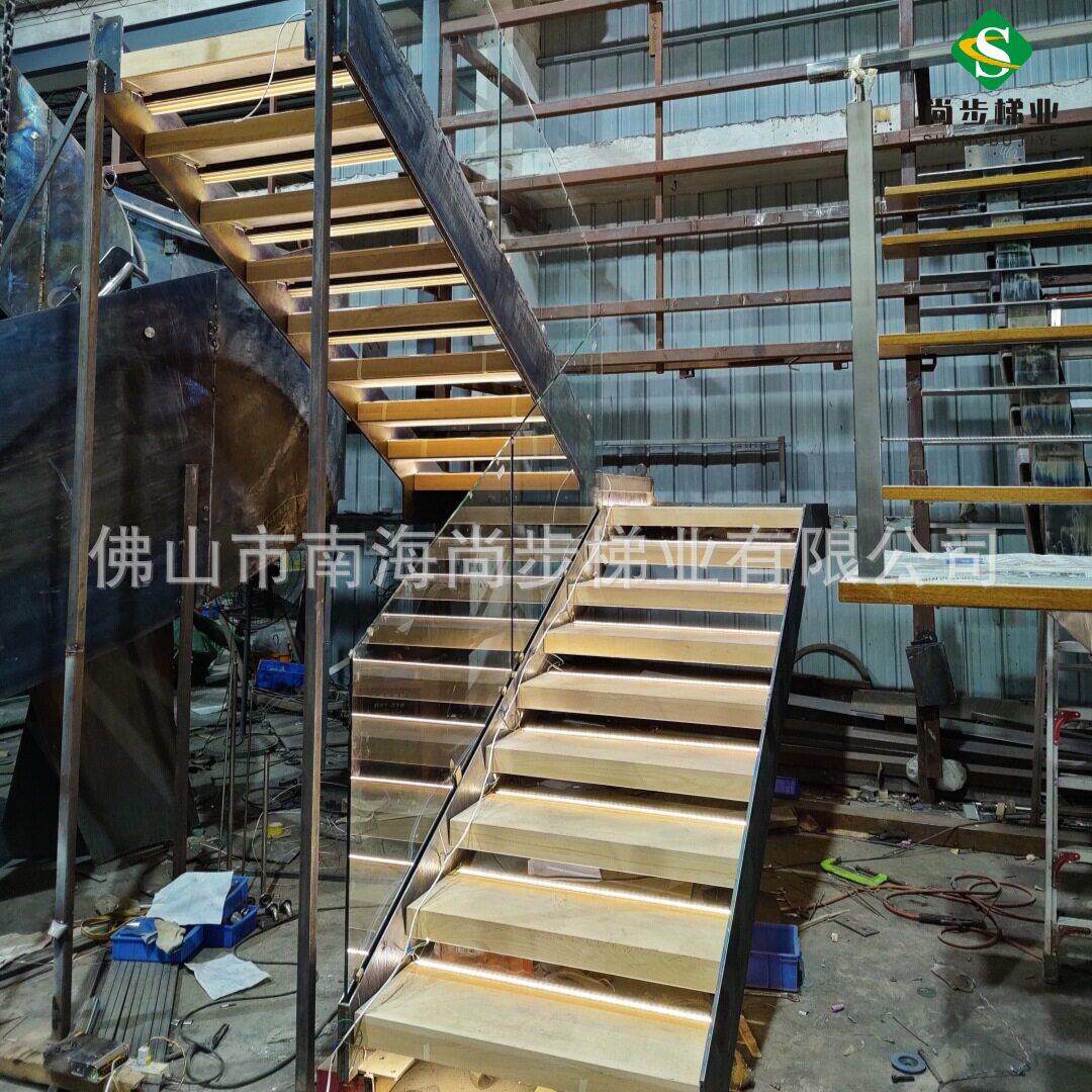 别墅家用钢木楼梯实木榉木踏步含led灯带玻璃护栏定制防滑LED